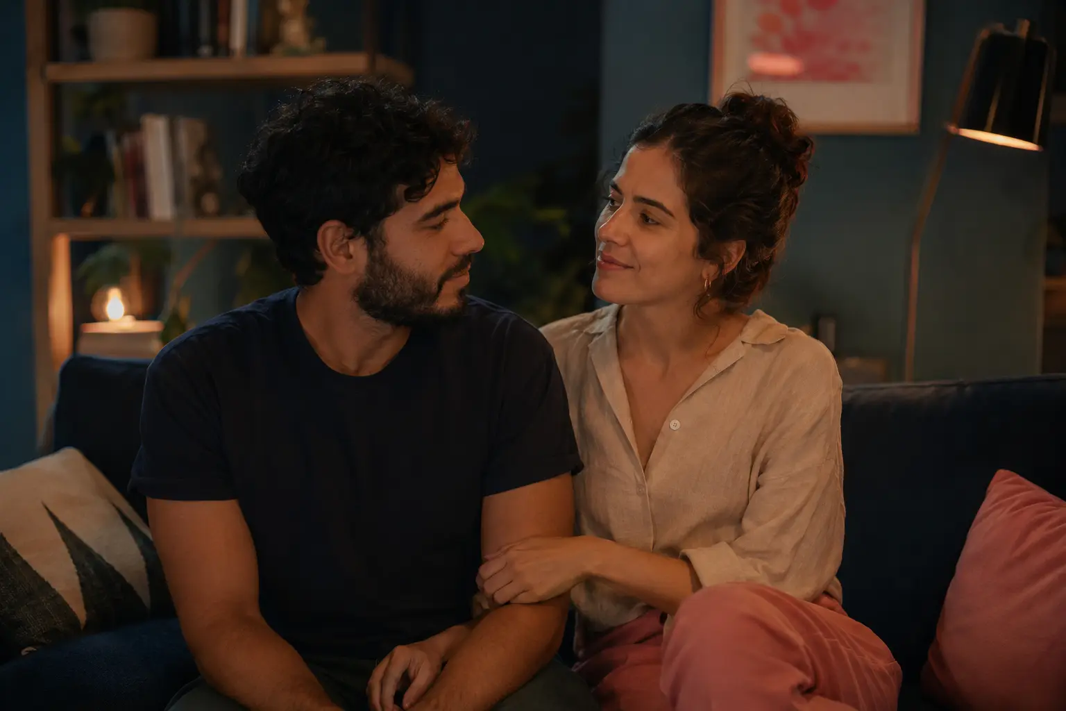Casal compartilha um momento de carinho e proximidade